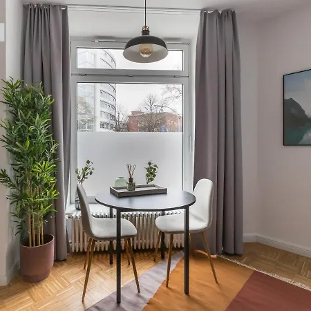 Aroser Allee 公寓 *