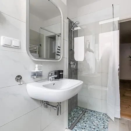 Aroser Allee 아파트